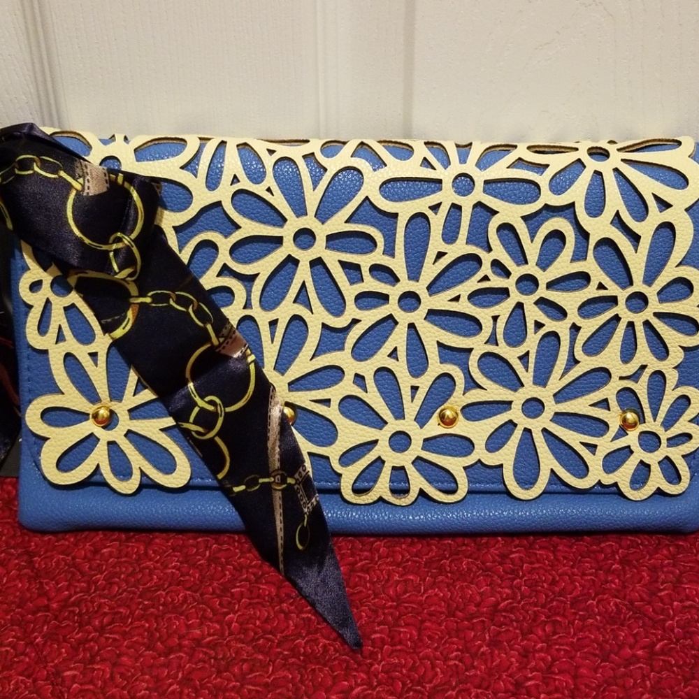 MoDA of NY LaserCut Daiseys 2 In 1 Clutch Or Shoulder Bag - Picture 7 of 9